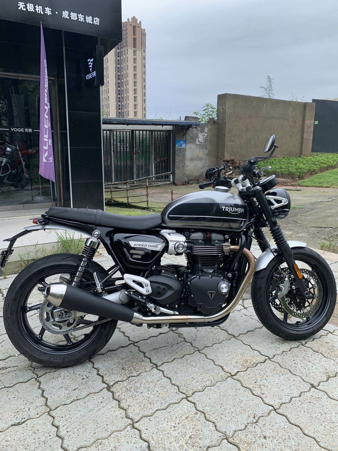 到家一台凯旋 Speed Twin 1200  前后真空胎