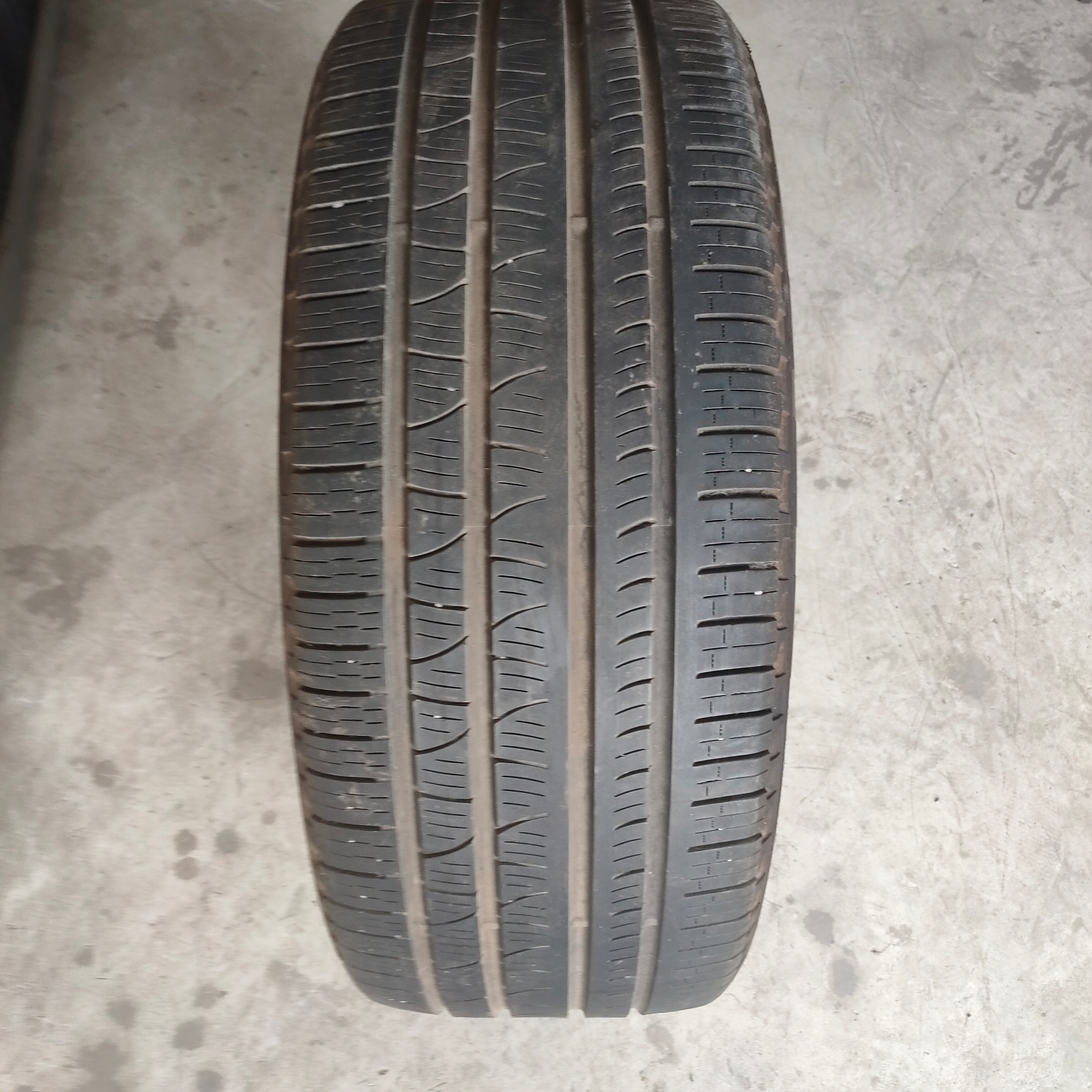 倍耐力275/45R21  17年50周。7成新。需要的联系