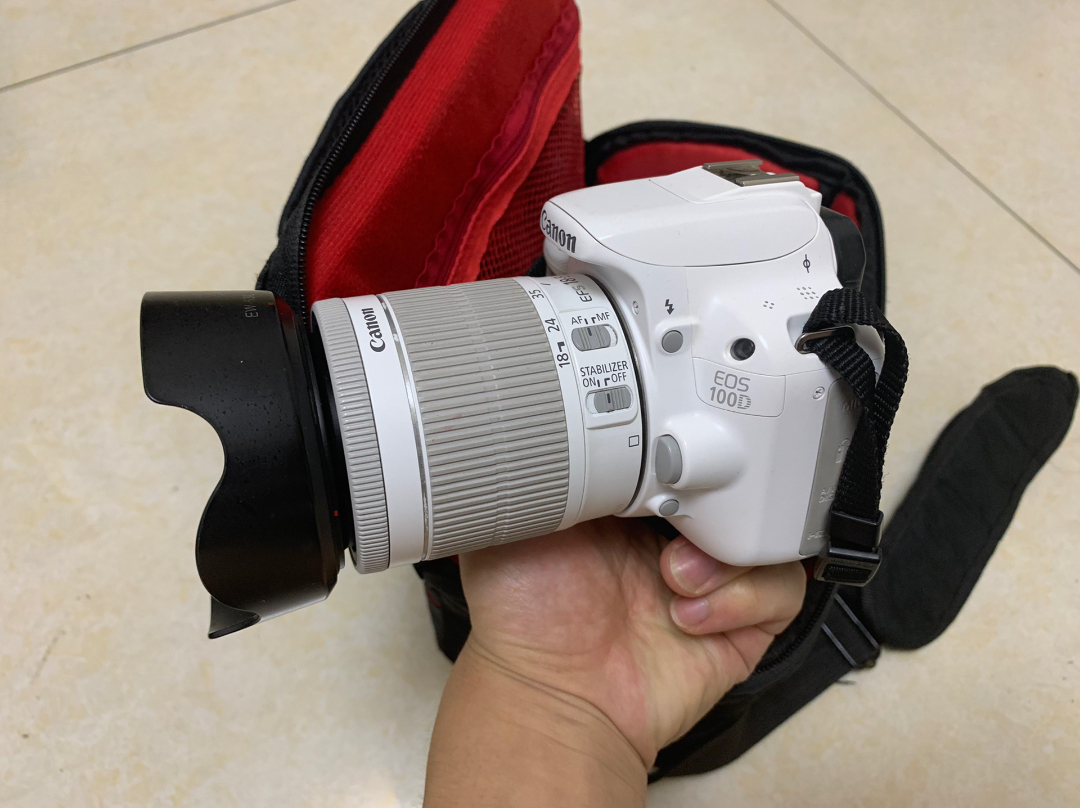 佳能EOS100D 经典款单反相机，自己买了很少用，充电器配